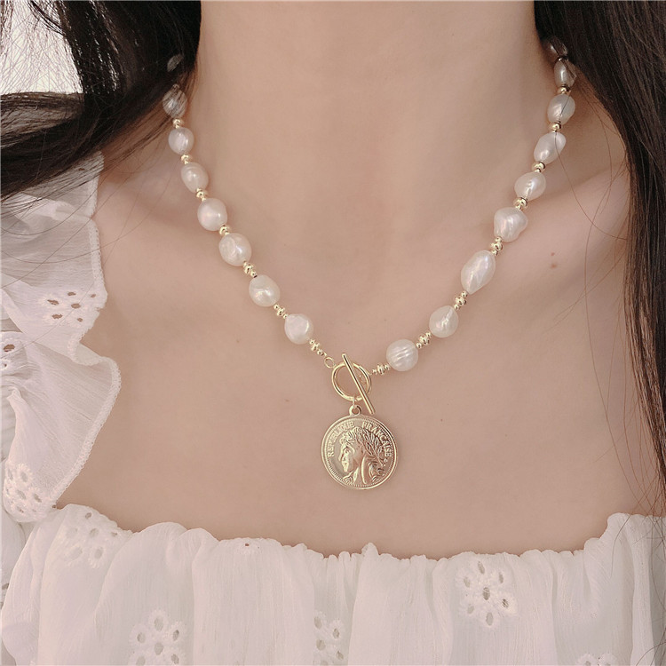 Queen Victoria Pendant Necklaces High Quality INS Style Freshwater Baroque Pearls Necklace