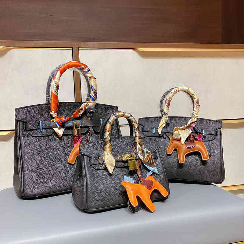 Designer Crossbody Herme Lady Birkin Women Genuine Leather Handbag Goddess Quality Shoulder Bag Delivery Silk Scarf Various Colors Have Logo
Designer Crossbody Herme Lady Birkin Women Genuine Leather Handbag Goddess Quality Shoulder Bag Delivery Silk Scarf Various Colors Have Logo
