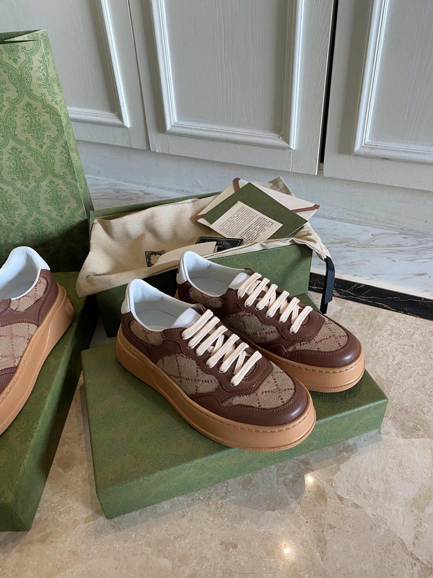 embossed sneaker Designer luxury shoes casual shoes men women Calfskin Rubber Outdoor Trainers, Color 5 
embossed sneaker Designer luxury shoes casual shoes men women Calfskin Rubber Outdoor Trainers, Color 5