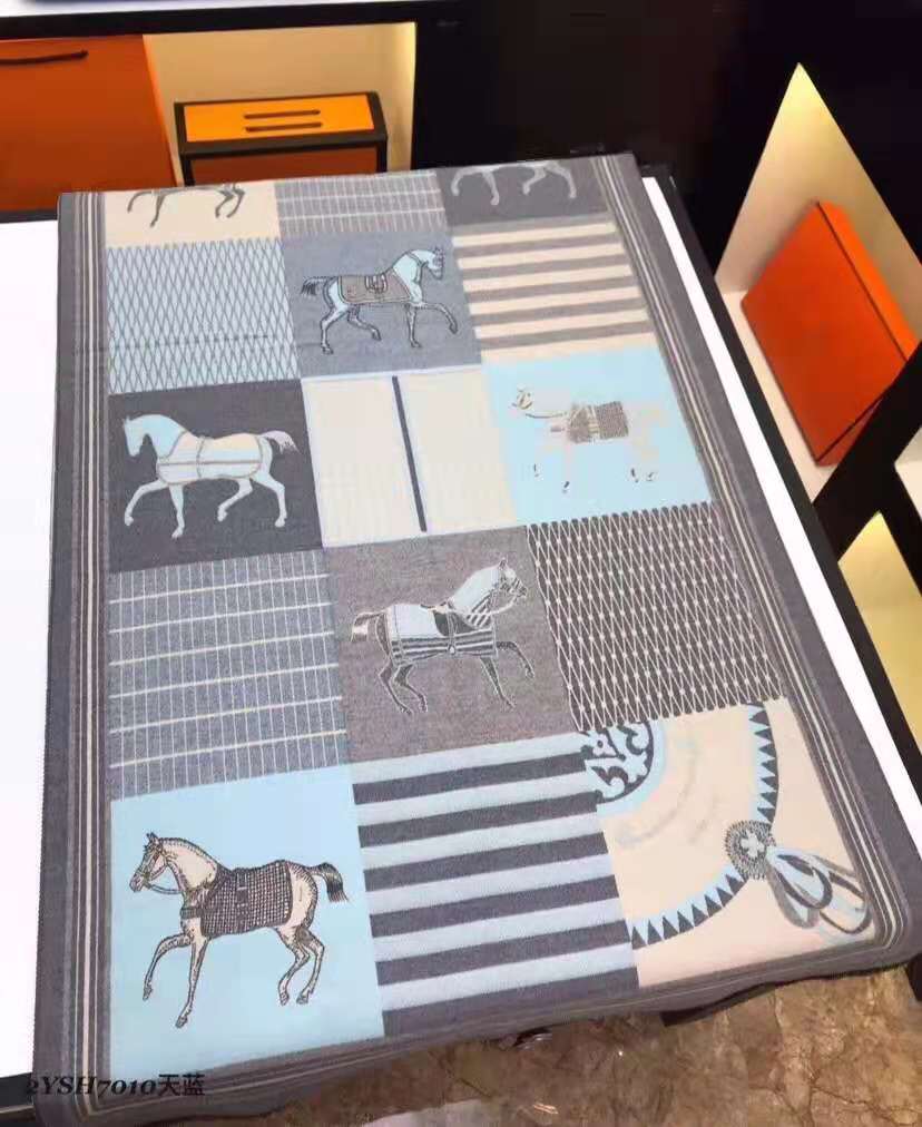 2021 High quality Classic carriage print Design cashmere scarf For Men and Women Winter cashmere scarfs pattern cashmere Pashminas Shawls scarves, Blue;gray
2021 High quality Classic carriage print Design cashmere scarf For Men and Women Winter cashmere scarfs pattern cashmere Pashminas Shawls scarves, Blue;gray