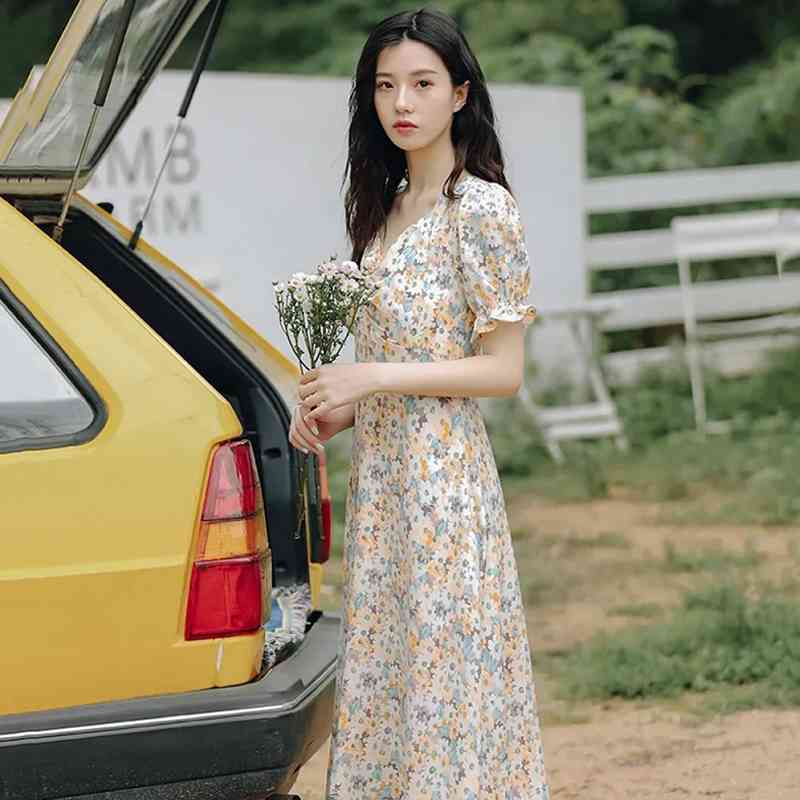 Chic Korean style Casual Short Puff Sleeve Women Floral Dress V Neck Folds Summer Maxi Fashion Chiffon Female Robe 210521
Chic Korean style Casual Short Puff Sleeve Women Floral Dress V Neck Folds Summer Maxi Fashion Chiffon Female Robe 210521