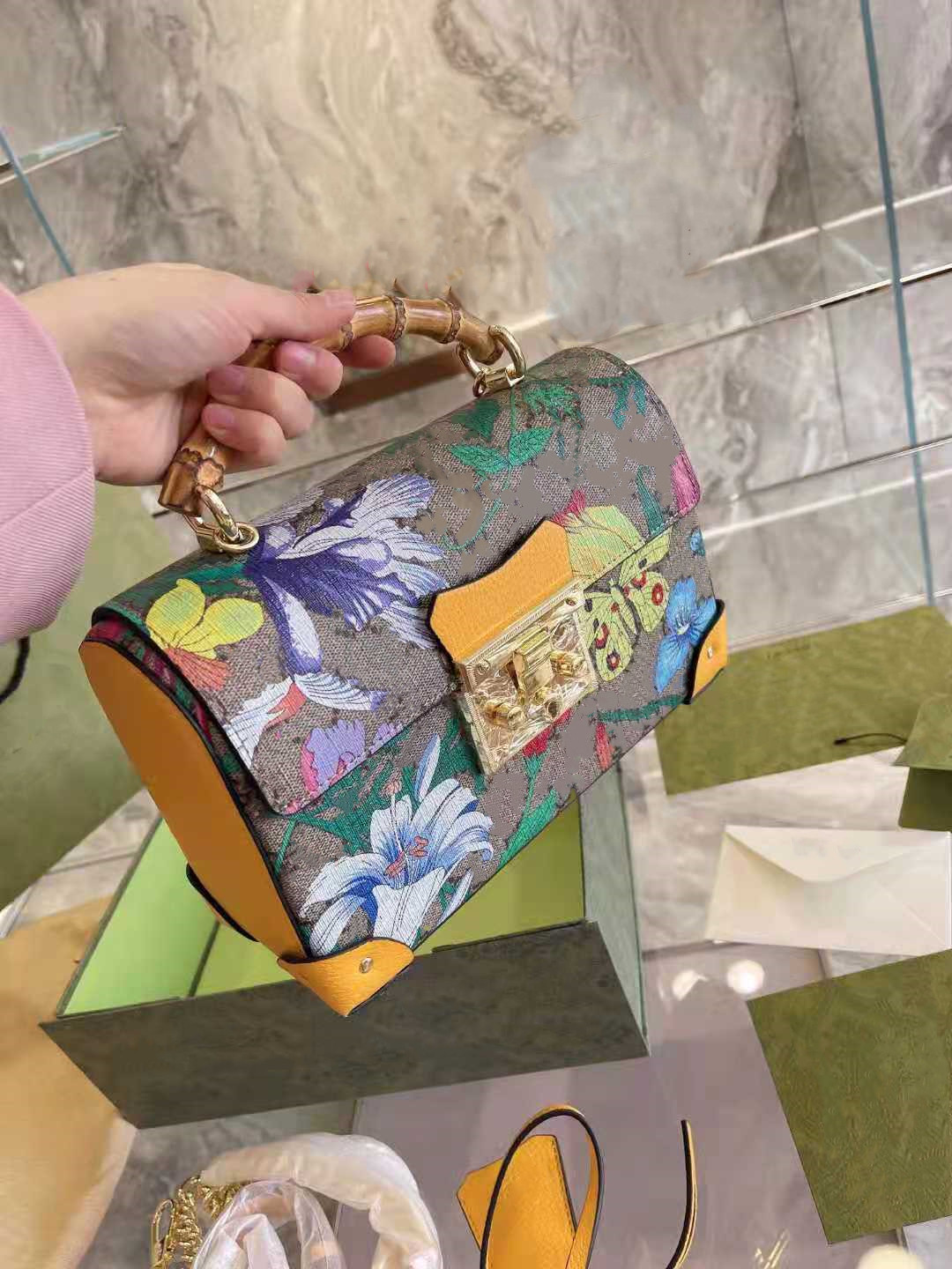 Genuine Leather Handbag Comes With a Box WOC Chain Bag Women luxurys Fashion Designers Bags Female clutch Classic High Quality Girl Handbags
Genuine Leather Handbag Comes With a Box WOC Chain Bag Women luxurys Fashion Designers Bags Female clutch Classic High Quality Girl Handbags