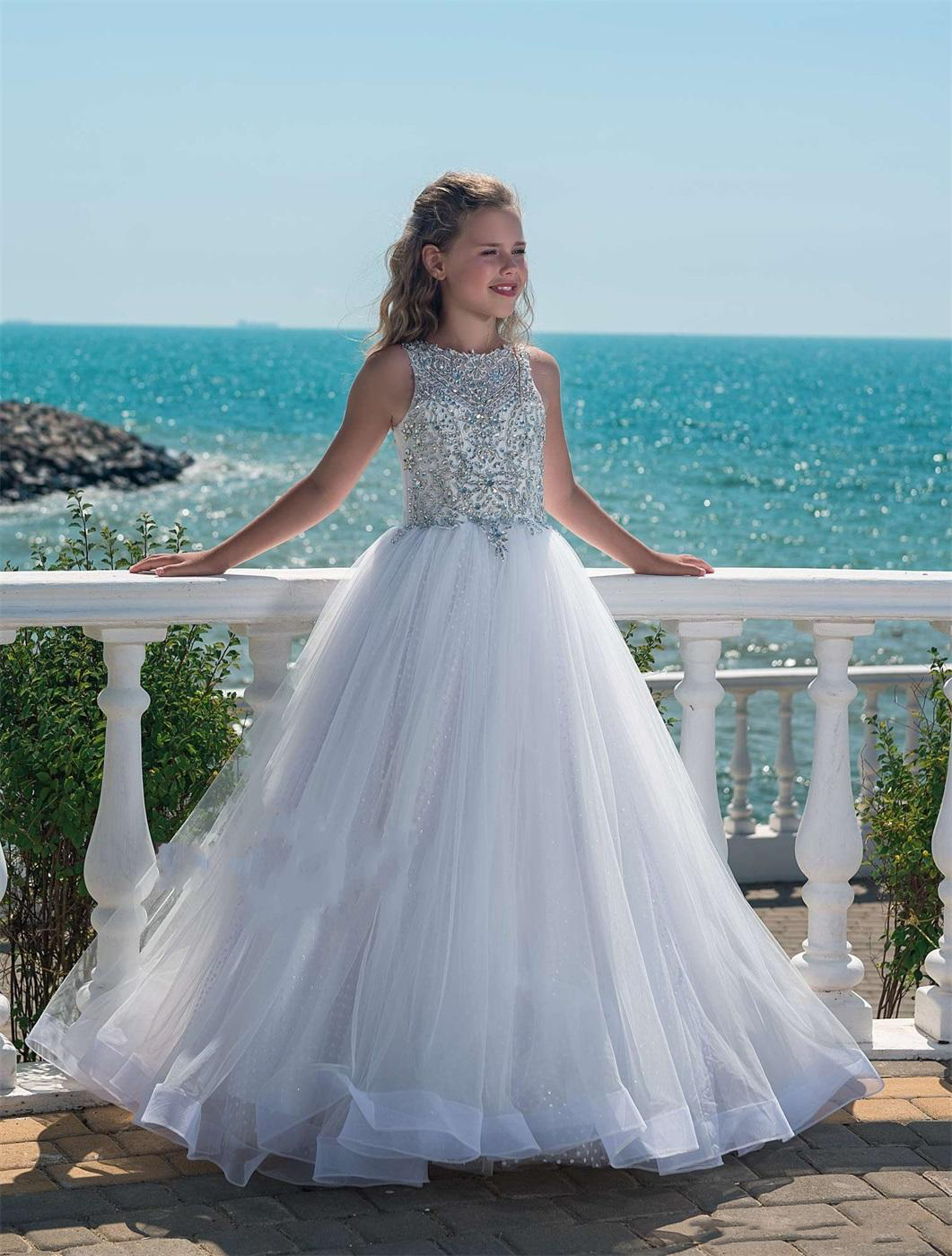Bling Flower Girls Dresses 2022 Crystals Rhinestones Sweep Train White Tulle First Communion Dress for Little Girl Jewel Neckline 0509