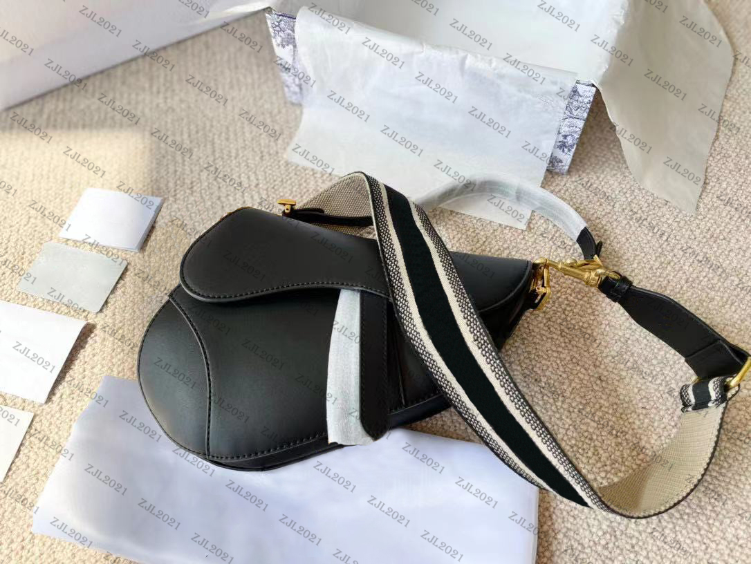 Saddle of designer handbags women's bags textured fashion retro flips lung small one-shoulder portable diagonal wide shoulder
Saddle of designer handbags women's bags textured fashion retro flips lung small one-shoulder portable diagonal wide shoulder