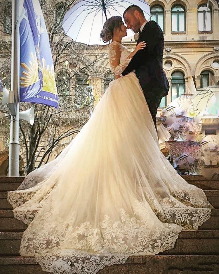 Overskirts Ball Gown Wedding Dresses Bridal Gowns Jewel Neck Long Sleeves Lace Appliques Crystal Beaded Puffy V Back Plus Size Detachable Train
