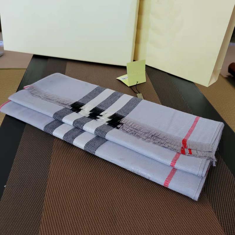 Designers Cashmere High-end soft thick scarf Classic plaid printed men's and women's luxury Fashion Brand suits Scarves
Designers Cashmere High-end soft thick scarf Classic plaid printed men's and women's luxury Fashion Brand suits Scarves