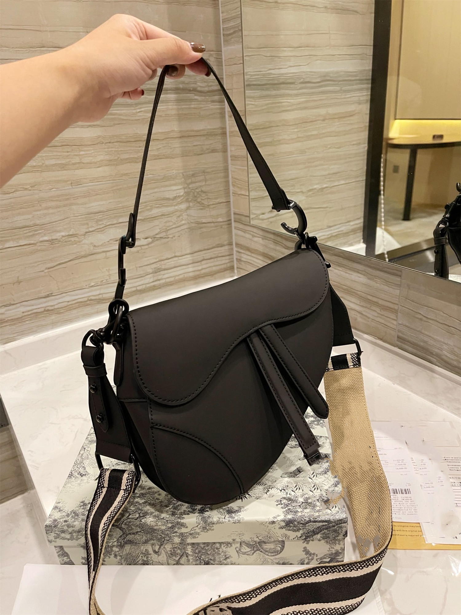8A+ original replica high-quality leather lady saddle bag fashion designer saddles twill canvas handbag shoulder flip zipper satchel bags with box
8A+ original replica high-quality leather lady saddle bag fashion designer saddles twill canvas handbag shoulder flip zipper satchel bags with box