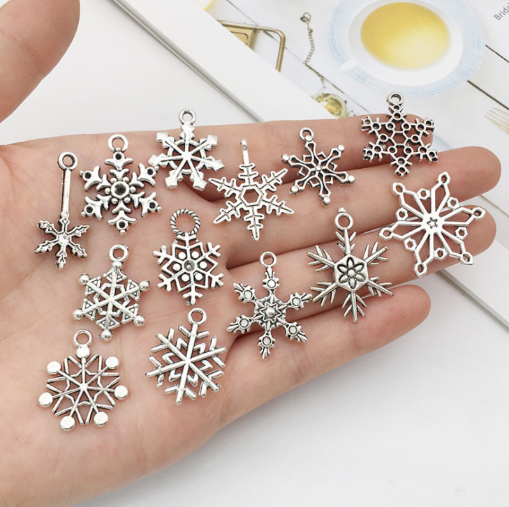 The latest model 1 pack = 70 pieces, ornaments, antique sier snowflakes, Christmas tree decorations Free shipping