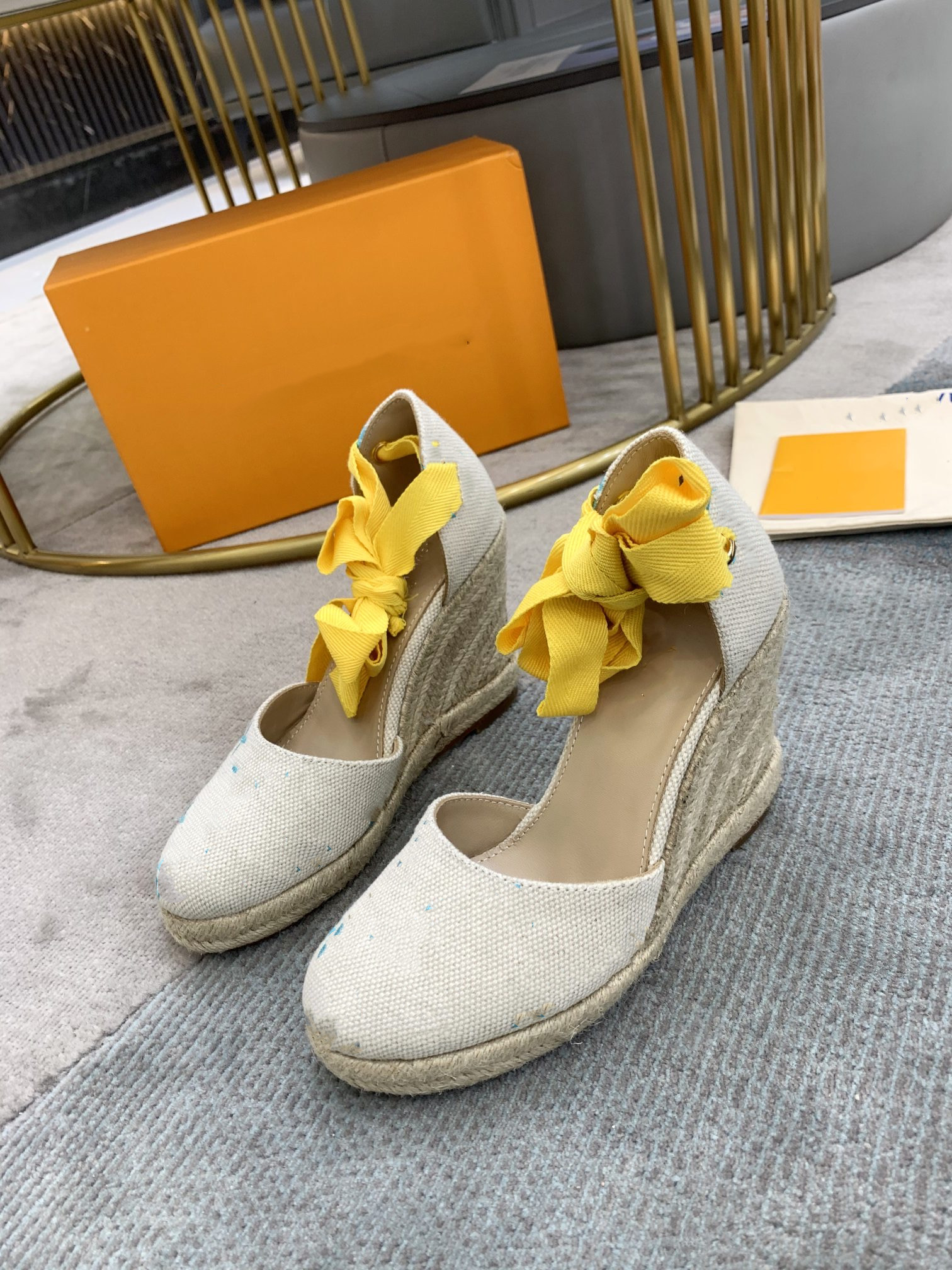 2021 Floral sandals blossom mix 100 models Men Women flower animals Slide Summer Fashion Wide Flat Slippery Slipper with box dl0411, Black
2021 Floral sandals blossom mix 100 models Men Women flower animals Slide Summer Fashion Wide Flat Slippery Slipper with box dl0411, Black