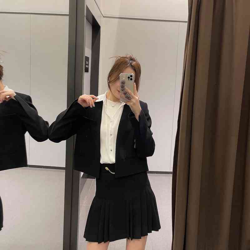Casual Blazer Skirt Suit Femme Women Two Piece Set Solid Jacket & Mini Shorts Outfits Spring Suits 210525
Casual Blazer Skirt Suit Femme Women Two Piece Set Solid Jacket & Mini Shorts Outfits Spring Suits 210525