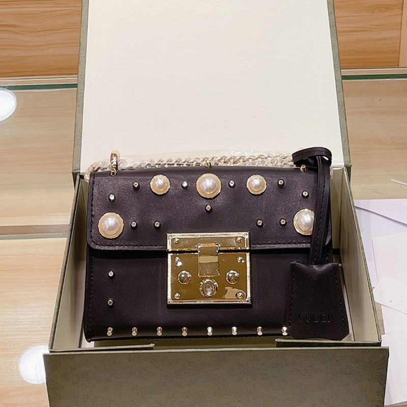 Pearl Crossbody Bags Single Shoulder Bag High Quality Black Purse Cowhide Retro Rivet Square Lock Golden Chain With Box
Pearl Crossbody Bags Single Shoulder Bag High Quality Black Purse Cowhide Retro Rivet Square Lock Golden Chain With Box