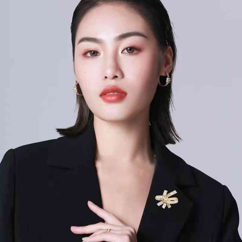 2021 Fashion Cute Minority Design Anti Light Pin Brooch Winter Accessories High-end Women