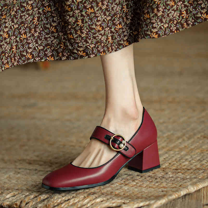 Sandals Genuine leather. Mary janes buckle shoes. It's spring-tight. pinky pumps. GFUV, 1# shoe box
Sandals Genuine leather. Mary janes buckle shoes. It's spring-tight. pinky pumps. GFUV, 1# shoe box