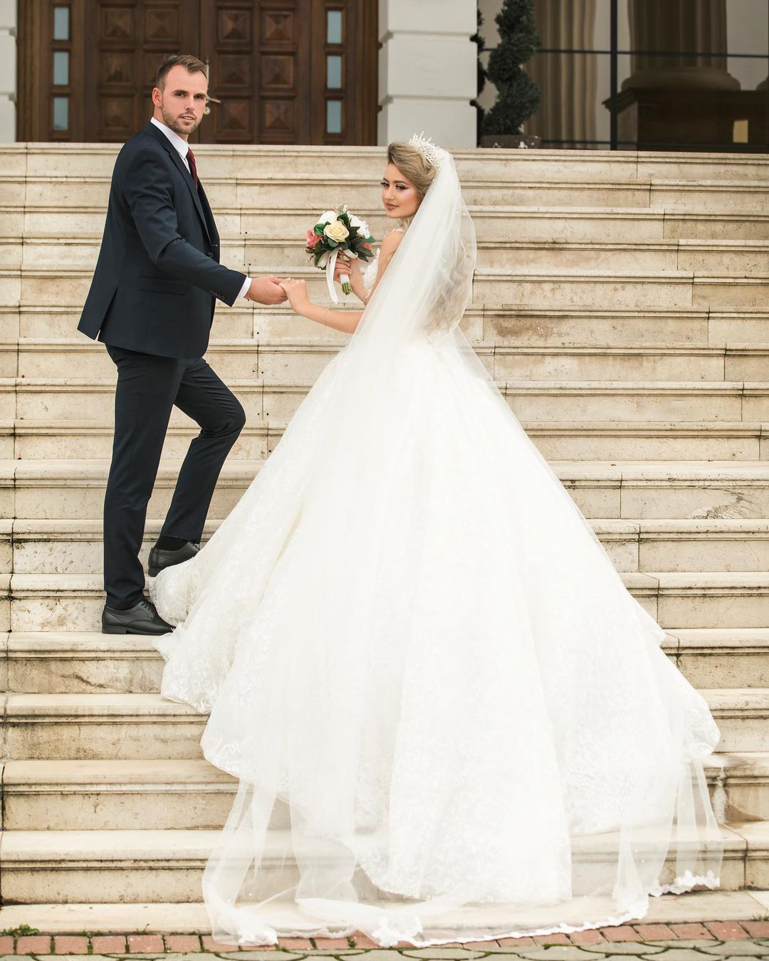 Classic Wedding Dresses With deep V-neck Sleeveless Appliqued Race Vintage Ball Gown Wedding Dress Custom Made Vestidos De Novia
