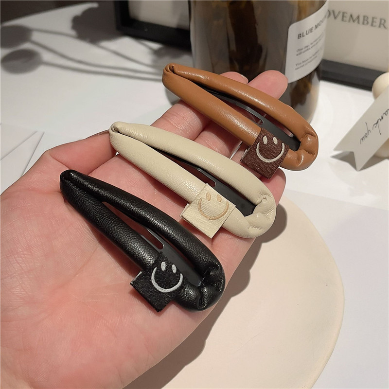 Cute Leather Sponge Hair Clips Smiling Face Hairpin Women Side Clip Simple Barrettes Headdress Wholesale
Cute Leather Sponge Hair Clips Smiling Face Hairpin Women Side Clip Simple Barrettes Headdress Wholesale