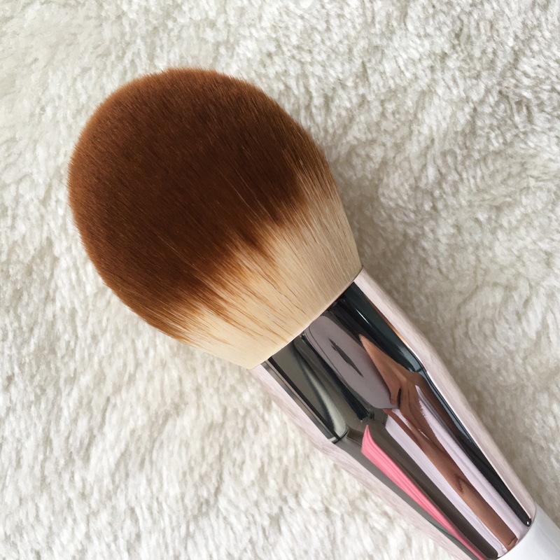 POWDER BRUSH LA mer- Soft Synthetic Hair Large Powder Flawless finish - Beauty Makeup Brushes Blender
POWDER BRUSH LA mer- Soft Synthetic Hair Large Powder Flawless finish - Beauty Makeup Brushes Blender