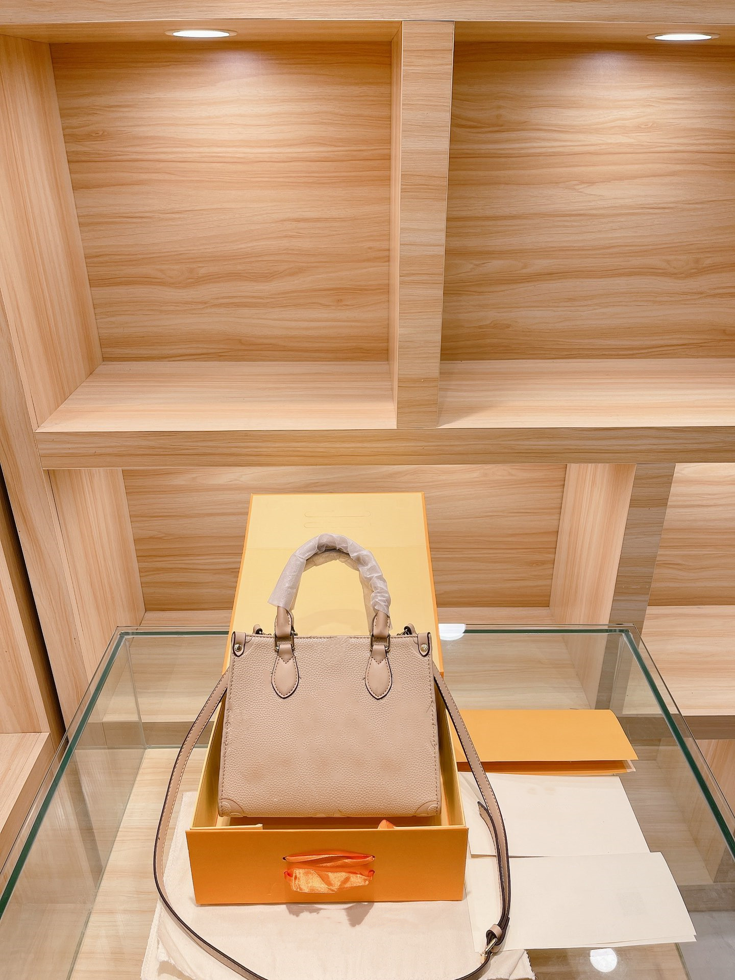 High-quality womens totes bags casual top lady bag trend color matching design fashion ladies handbag purse large capacity
High-quality womens totes bags casual top lady bag trend color matching design fashion ladies handbag purse large capacity