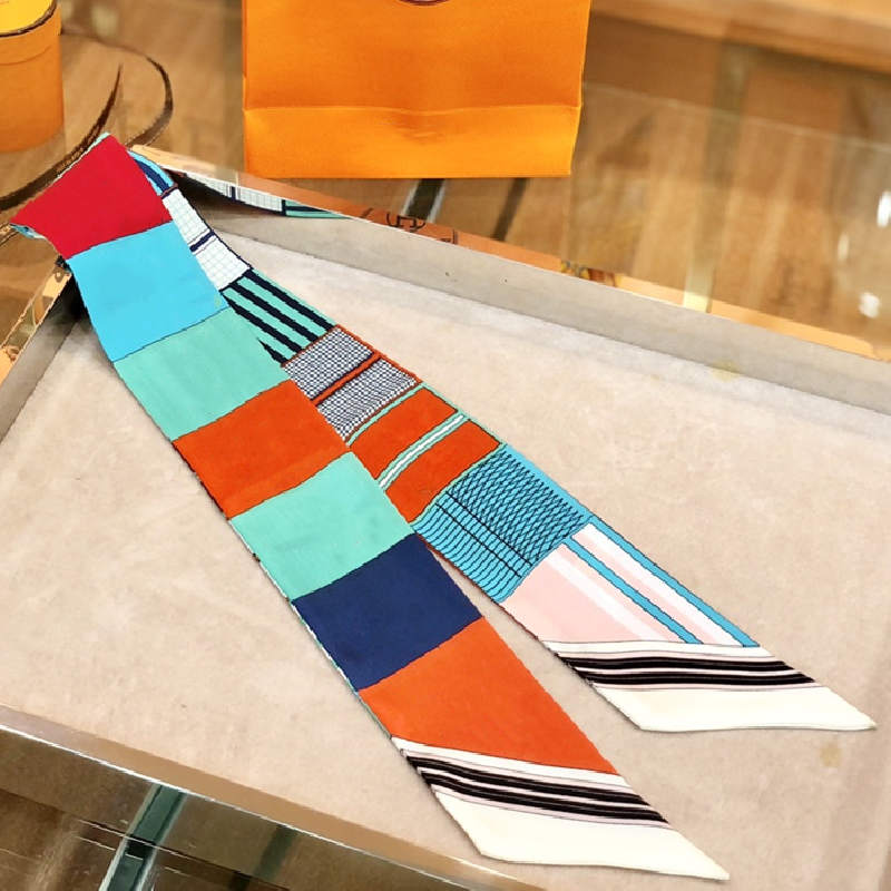 woman Luxury designer design Scarves print twill Fashion letters bag scarve headband silk size 5*120cm no box
woman Luxury designer design Scarves print twill Fashion letters bag scarve headband silk size 5*120cm no box