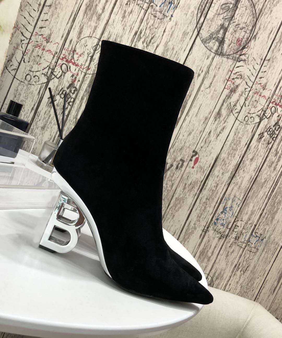 2021 Winter Classic women's letters HIGH HEELS SHORT BOOTS side zipper design leather material size 35-41, Color 1
2021 Winter Classic women's letters HIGH HEELS SHORT BOOTS side zipper design leather material size 35-41, Color 1