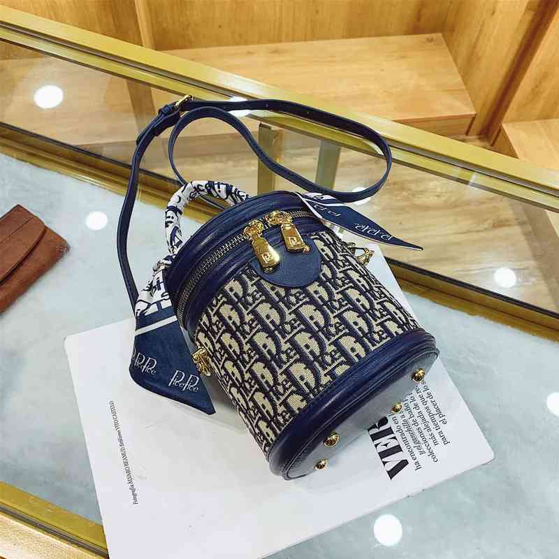 2022 Factory Wholesale Large capacity portable bucket spring trend Messenger Bag Fashion single shoulder bag, Blue
2022 Factory Wholesale Large capacity portable bucket spring trend Messenger Bag Fashion single shoulder bag, Blue