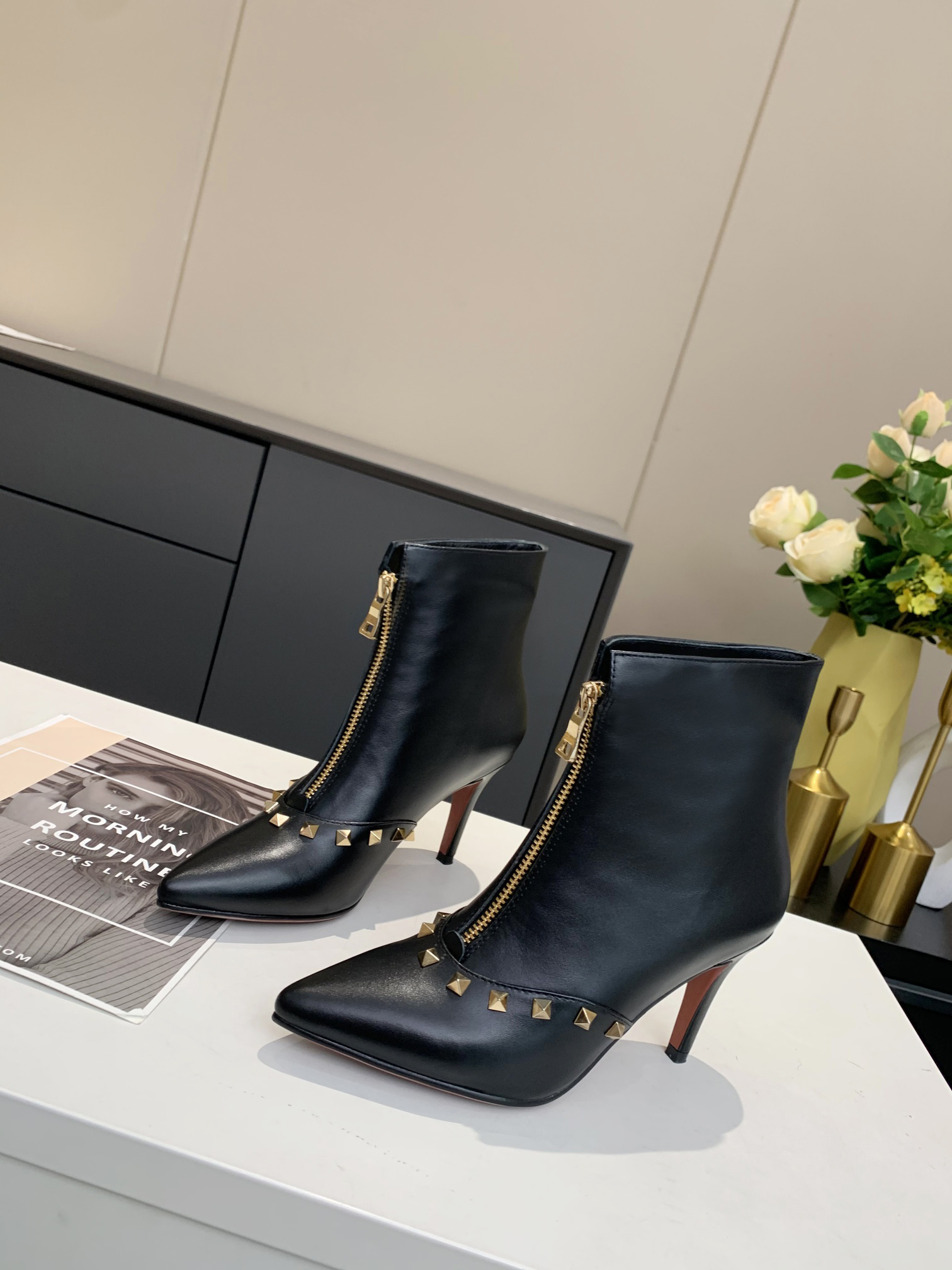 Rivet High heel Martin boots autumn and winter thick heel women's shoes desert bootss 100% genuine leather zipper letters fashion ladie, Black
Rivet High heel Martin boots autumn and winter thick heel women's shoes desert bootss 100% genuine leather zipper letters fashion ladie, Black