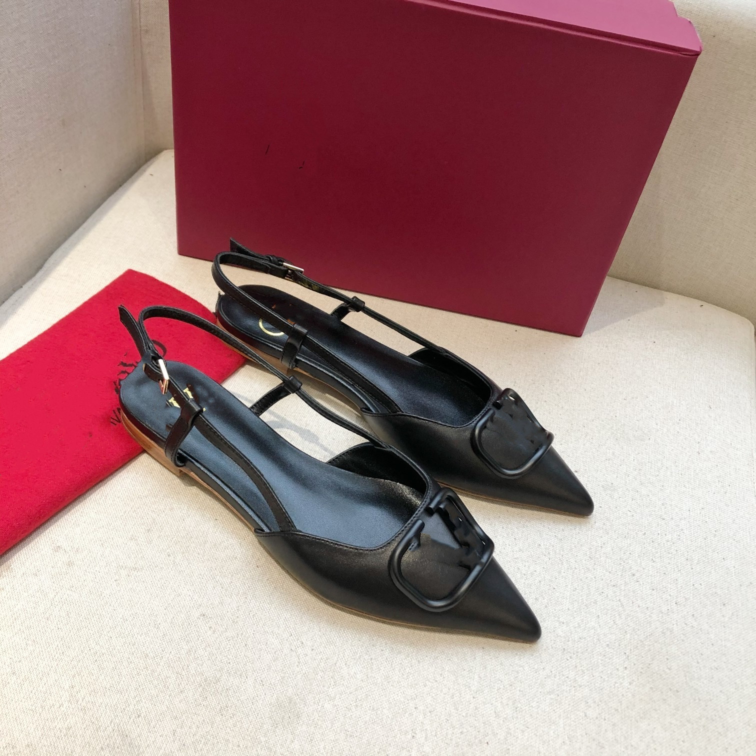 2020 Dress shoes Designer Genuine soft Leather Rhombic Ladies Bow Shoes luxury Letter Classic woman Sheepskin Flat boat shoes size 34-42 0615, 05
2020 Dress shoes Designer Genuine soft Leather Rhombic Ladies Bow Shoes luxury Letter Classic woman Sheepskin Flat boat shoes size 34-42 0615, 05
