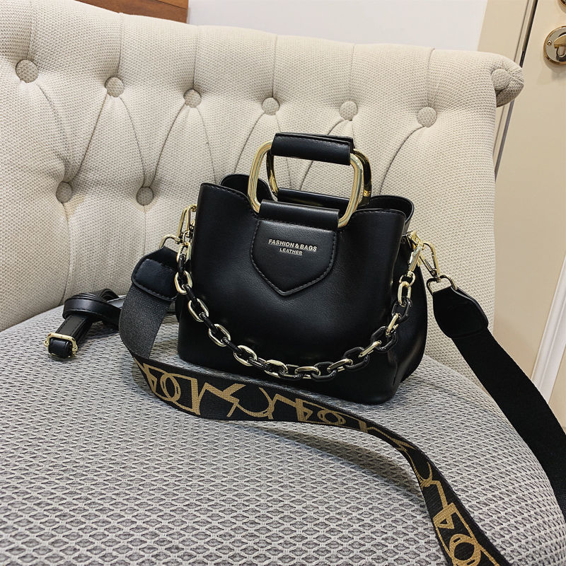 2021 Luxury women bags one-shoulder handbag PU Leather quality Casual Fashion Classic Women's bag Messenger Handbags
2021 Luxury women bags one-shoulder handbag PU Leather quality Casual Fashion Classic Women's bag Messenger Handbags