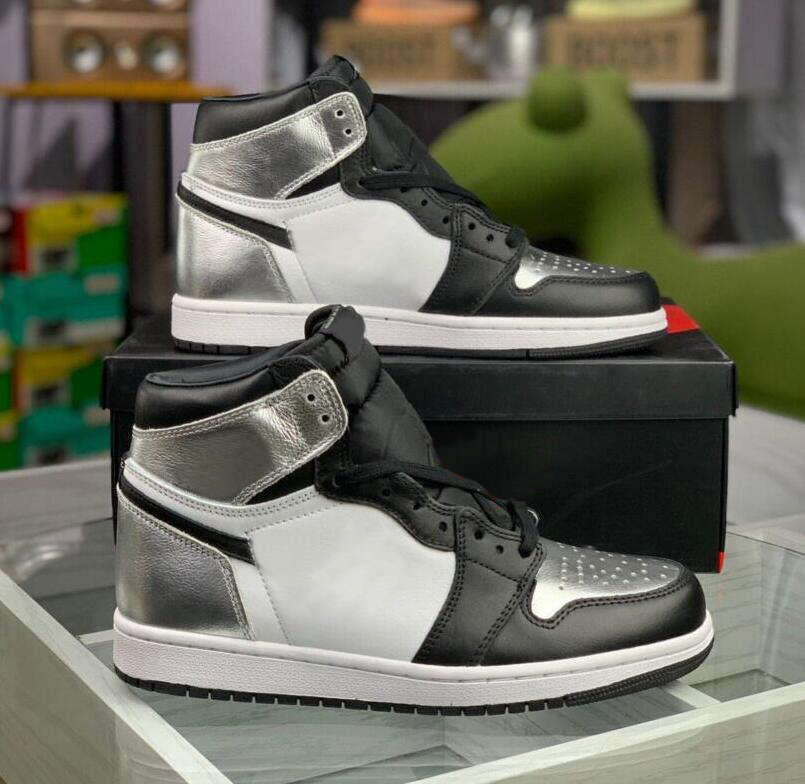 Jumpman 1 Basketball shoes High Men Women High "Silver Toe" Silver/Black/White CD0461 001 SIZE eur 36-44
Jumpman 1 Basketball shoes High Men Women High "Silver Toe" Silver/Black/White CD0461 001 SIZE eur 36-44