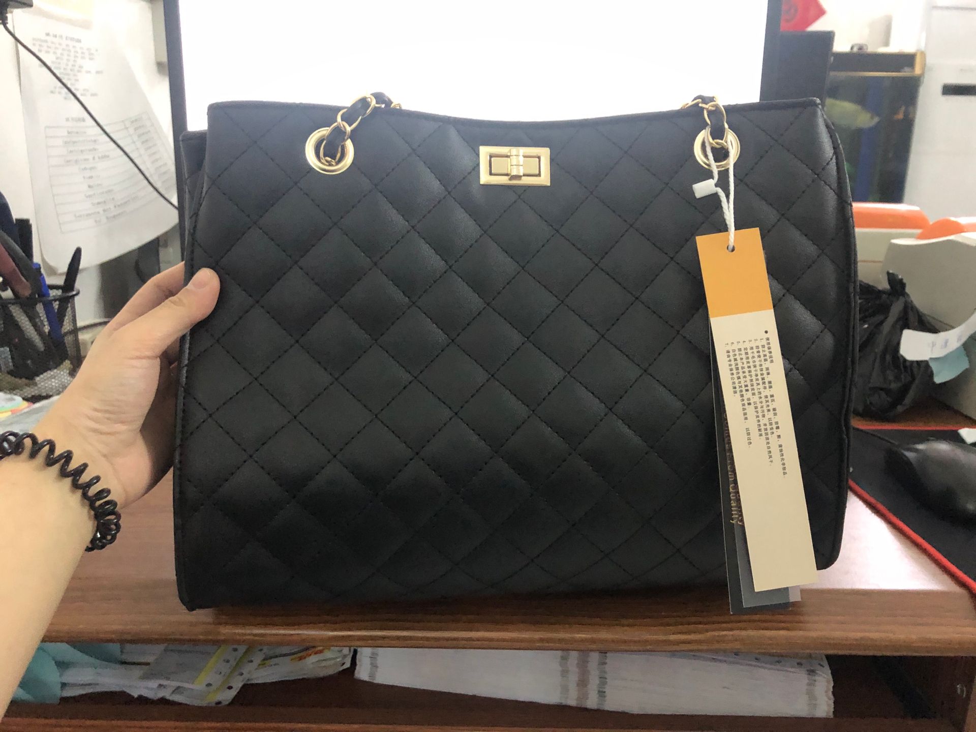 2021668 Classic Women Handbags Bags Leather Chain Large Shoulder Bags Tote Hand Bag Fashion Crossbody
2021668 Classic Women Handbags Bags Leather Chain Large Shoulder Bags Tote Hand Bag Fashion Crossbody