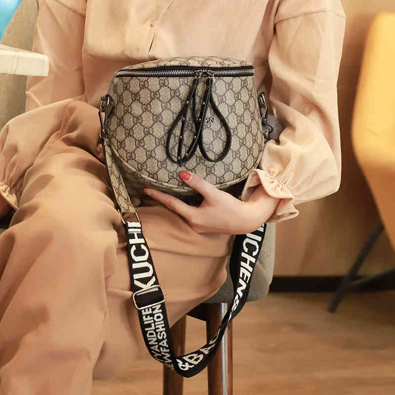 Old flower bag fashion women's chest can be used as waist , portable one shoulder high-capacity, Red
Old flower bag fashion women's chest can be used as waist , portable one shoulder high-capacity, Red