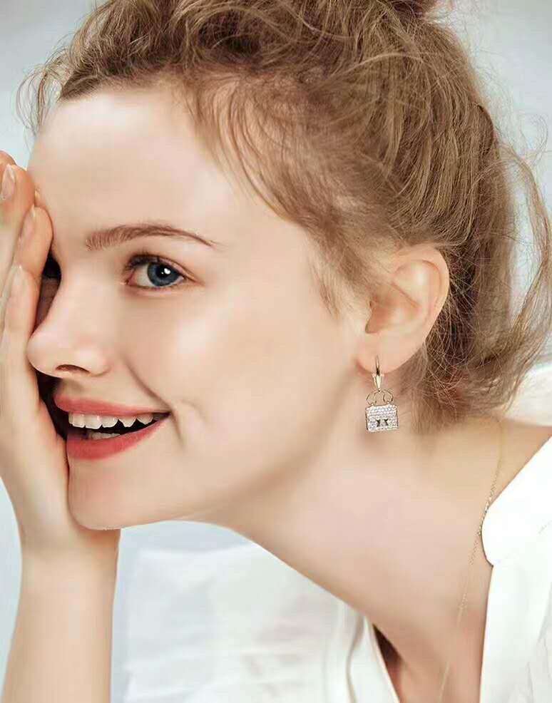 Women Earings Fashion Luxurys Designers EarringS Brand Gold Hoop Pearl Ear Stud With English Letters Jewelry Gift Brincos Boucles D'oreilles, Silver 
Women Earings Fashion Luxurys Designers EarringS Brand Gold Hoop Pearl Ear Stud With English Letters Jewelry Gift Brincos Boucles D'oreilles, Silver