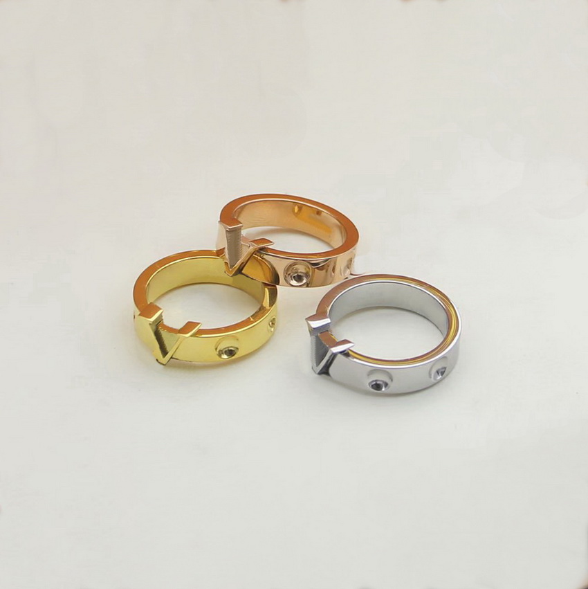 Europe America Fashion Style Rings Men Lady Women Titanium steel Engraved V Initials 18K Gold Plated Lovers Empreinte Ring Q9K98Z Size US6-US9
Europe America Fashion Style Rings Men Lady Women Titanium steel Engraved V Initials 18K Gold Plated Lovers Empreinte Ring Q9K98Z Size US6-US9