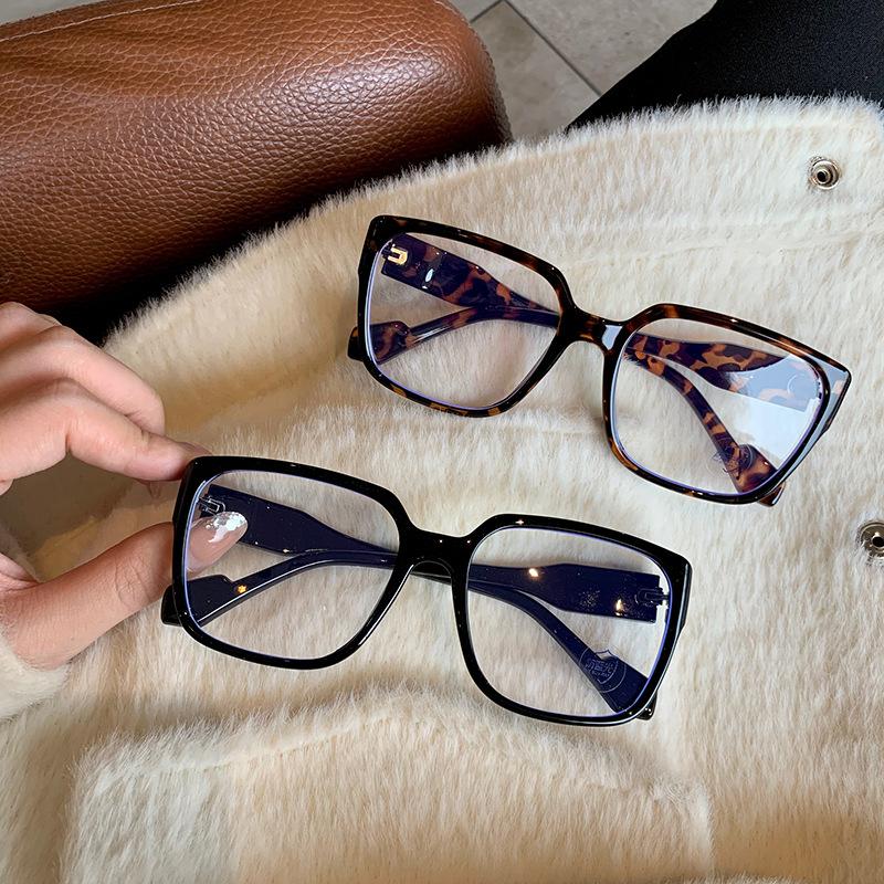 Sunglasses Simple Women Glasses Fashion Eyeglasses For Men Cameos Elegant Square Anti-Blue Light Trendy Eyewear Blocking Black Lady Okulary
Sunglasses Simple Women Glasses Fashion Eyeglasses For Men Cameos Elegant Square Anti-Blue Light Trendy Eyewear Blocking Black Lady Okulary