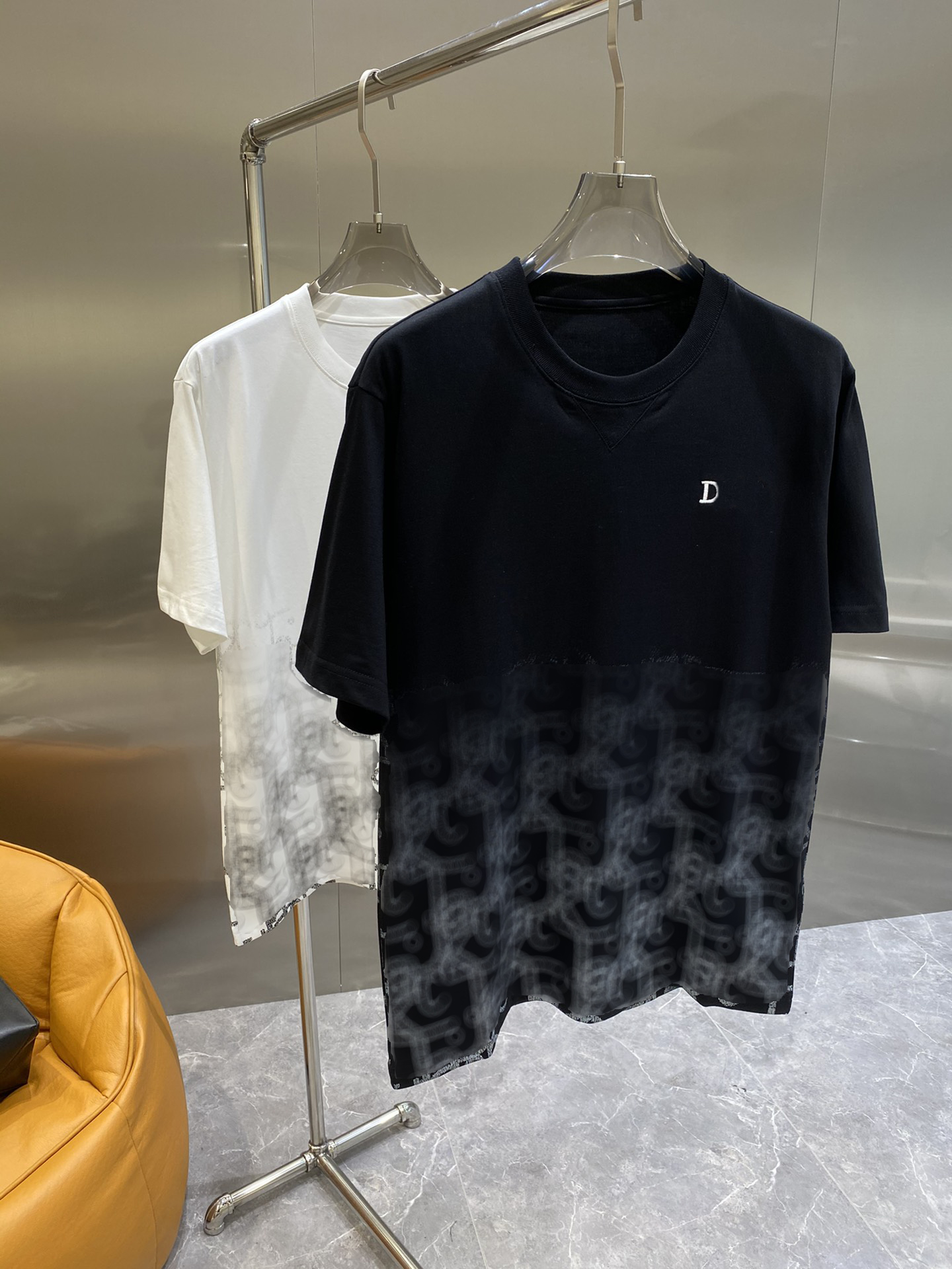 21ss men printed t shirts emboss Chest embroidery letters Dark print front back hem clothes short sleeve mens tag polo, White;black
21ss men printed t shirts emboss Chest embroidery letters Dark print front back hem clothes short sleeve mens tag polo, White;black