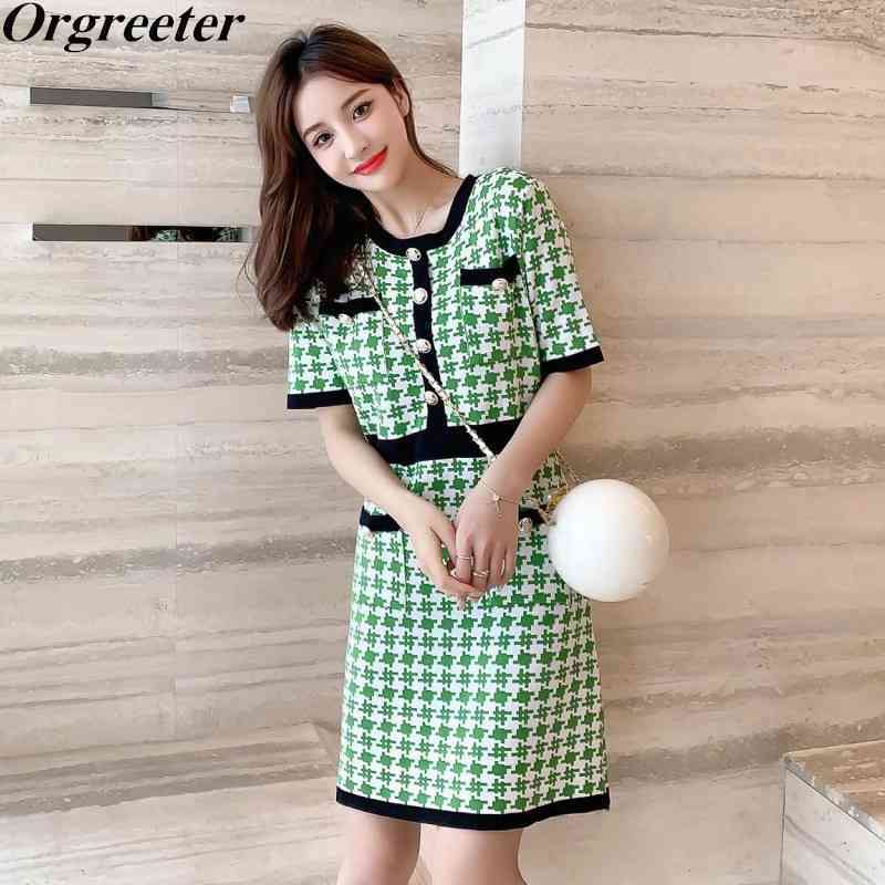 Runway Design Summer Green Sweater Dress Women Elegant O-neck Short Sleeve Slim Button Deco Knitted Plaid Mini Dresses 210525
Runway Design Summer Green Sweater Dress Women Elegant O-neck Short Sleeve Slim Button Deco Knitted Plaid Mini Dresses 210525
