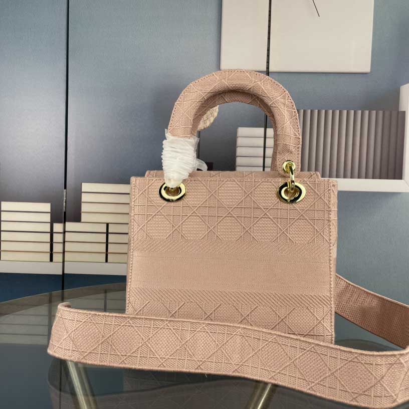 Top luxury designer Tote Bag high quality canvas printed pattern embroidered hollow metal sheet elegant handbag
Top luxury designer Tote Bag high quality canvas printed pattern embroidered hollow metal sheet elegant handbag