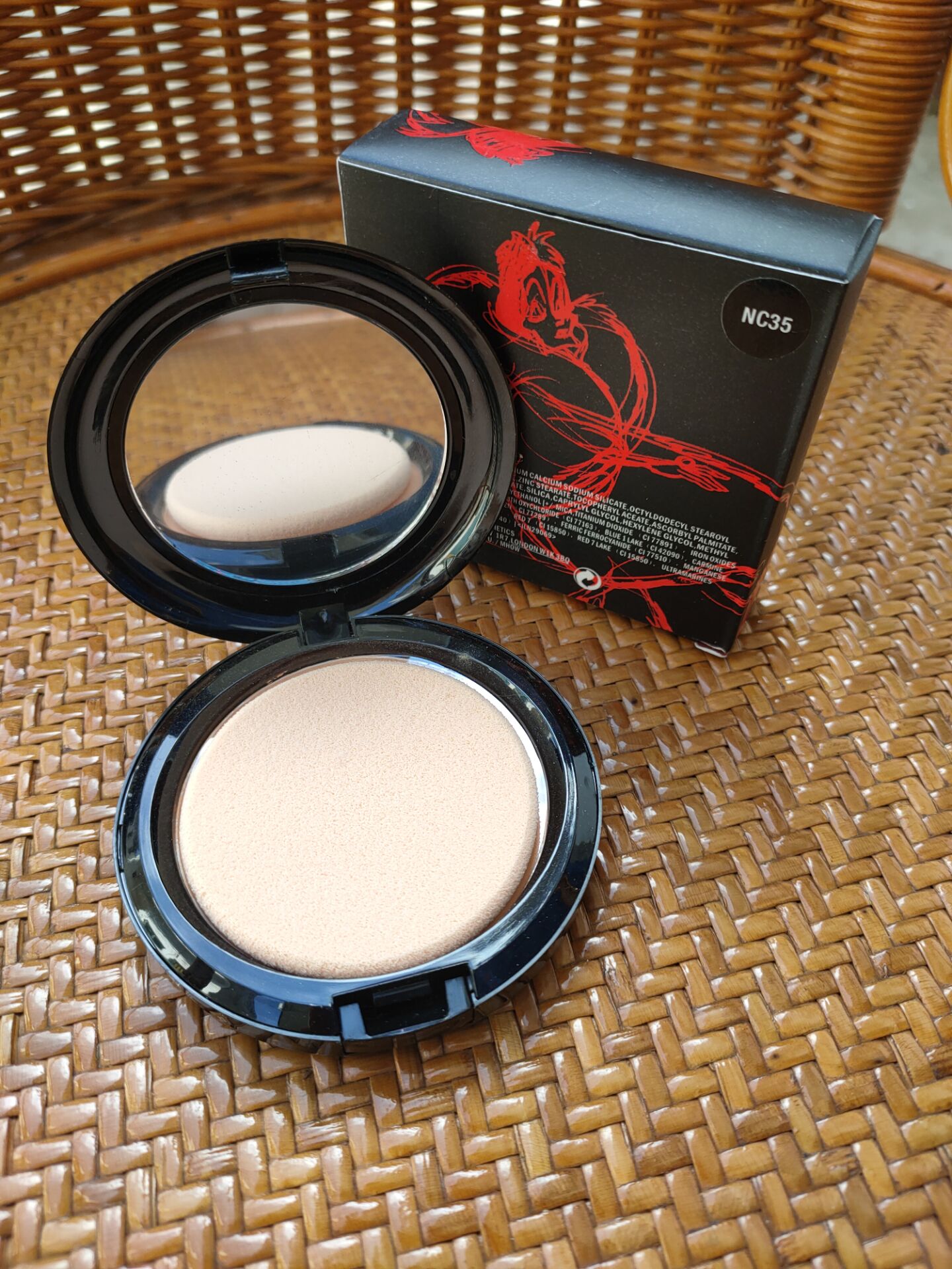 NEWS Makeup NC Colors Presse d Powder with Puff 15g Brand Beauty Cosmetics Pressed Face Powd er Foundation Top Quality Gift
NEWS Makeup NC Colors Presse d Powder with Puff 15g Brand Beauty Cosmetics Pressed Face Powd er Foundation Top Quality Gift