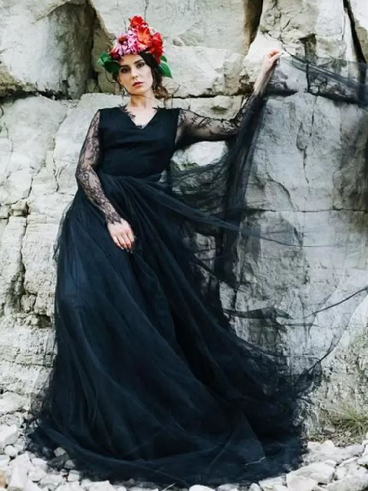 2022 Black Lace Gothic Wedding Gowns Long Sleeves V Neck Cross Straps Hollow Back Vintage Bridal Wedding Dresses Vestidos De Noiva Customized Boho Bea