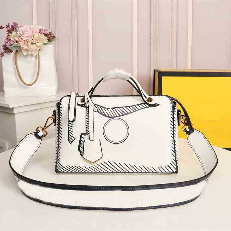 Flower Classic Fashion Two Color Messenger Bag High Quality Luxury Design Leather Fun Box Urban Handbag
Flower Classic Fashion Two Color Messenger Bag High Quality Luxury Design Leather Fun Box Urban Handbag