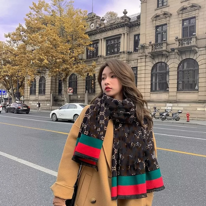 2021 scarf women's autumn and winter Korean version British double-sided letter shawl medium long style with thickened warm Bib, Blue;gray
2021 scarf women's autumn and winter Korean version British double-sided letter shawl medium long style with thickened warm Bib, Blue;gray