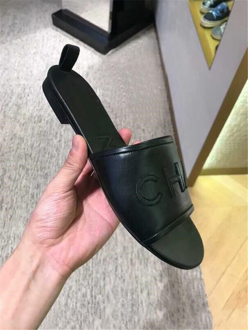 Fashion Women's Casual sandals base Beach slippers high quality Leather shoes female flip flops comfortable open toed Sandal LETTER-LOGOC52422, Black
Fashion Women's Casual sandals base Beach slippers high quality Leather shoes female flip flops comfortable open toed Sandal LETTER-LOGOC52422, Black