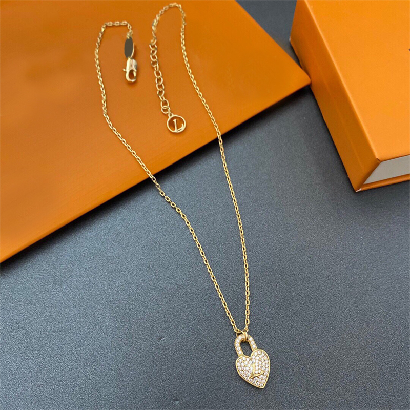 Designer Necklace Women Good Quality Jewelry Luxury Gold Lock Letter Ornaments Womens Diamond Pendant Fashion Nice Jewellery 2022
Designer Necklace Women Good Quality Jewelry Luxury Gold Lock Letter Ornaments Womens Diamond Pendant Fashion Nice Jewellery 2022