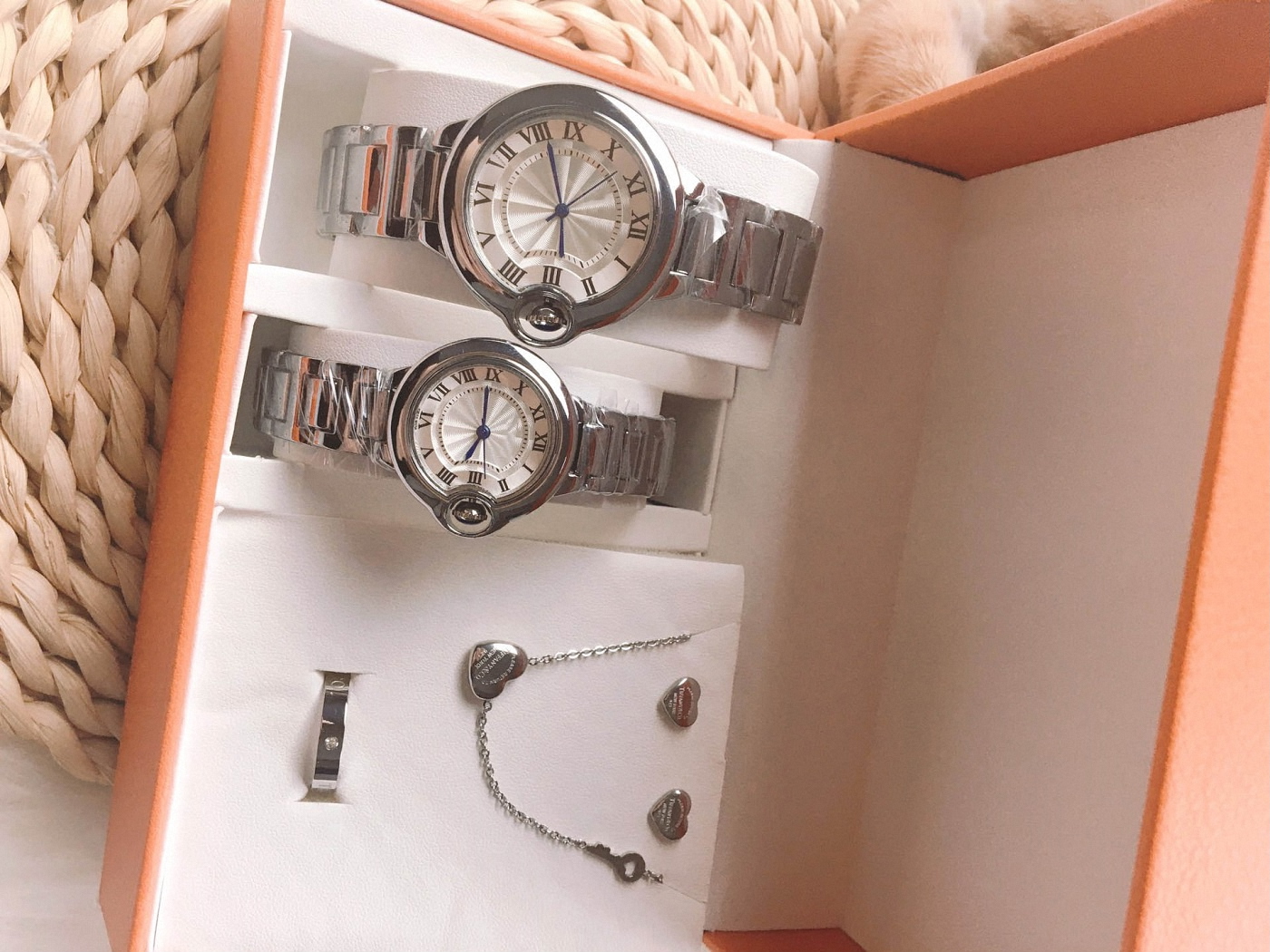 2021 classic designer men women watch fashion casual Steel belt montre de luxe couples quartz watches, Welcome
2021 classic designer men women watch fashion casual Steel belt montre de luxe couples quartz watches, Welcome