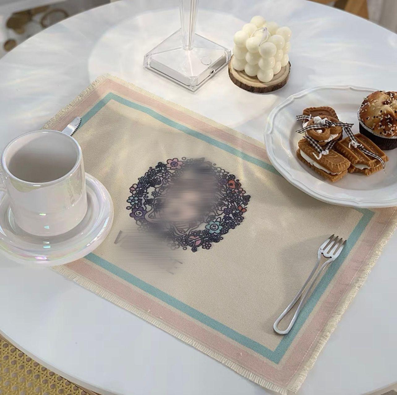 Signage classic Placemat Pads signage Avatar Pattern Design Printed linen fabric tassel Mat Pad 7 color for dinner party home hotel cafe Table Decoration
Signage classic Placemat Pads signage Avatar Pattern Design Printed linen fabric tassel Mat Pad 7 color for dinner party home hotel cafe Table Decoration