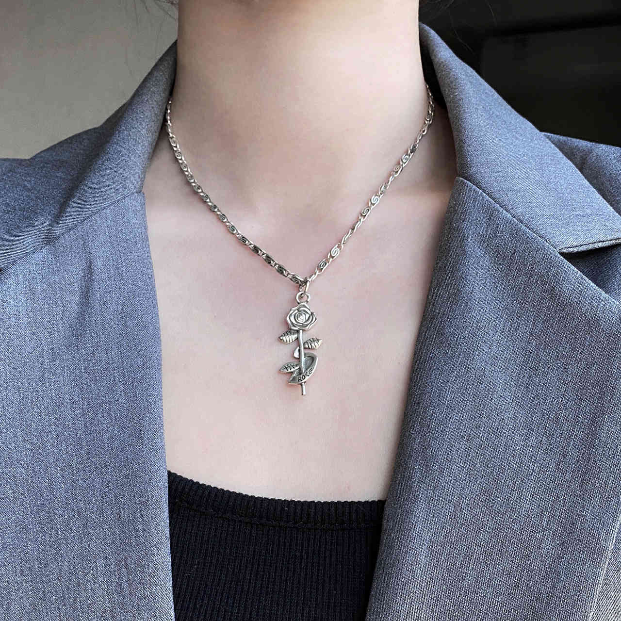 925 Sterling Silver Couple Vintage Old Rose Flower Pendant Necklace Punk Style Ladies Sweater Chain neckalce for woman
925 Sterling Silver Couple Vintage Old Rose Flower Pendant Necklace Punk Style Ladies Sweater Chain neckalce for woman