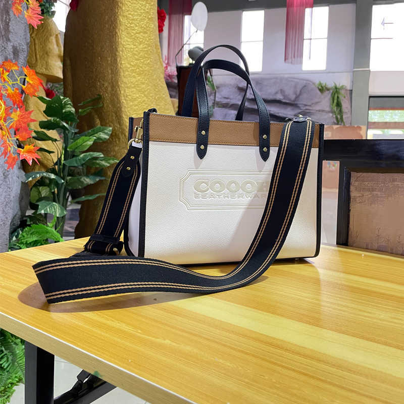 2021 new fieldtote carriage middle ancient women's high-capacity commuter messenger single shoulder portable leisure Tote Bag
2021 new fieldtote carriage middle ancient women's high-capacity commuter messenger single shoulder portable leisure Tote Bag