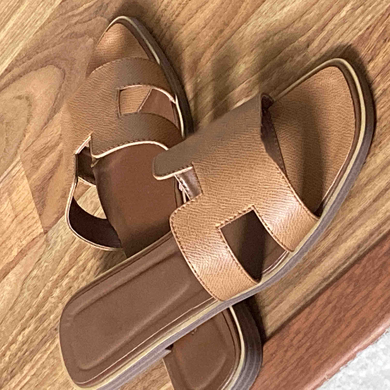 HOT woman Designer Sandals Luxury Flip Flops Genuine leather lady Slippers Flat sandals beach shoes 30 color big size, Black
HOT woman Designer Sandals Luxury Flip Flops Genuine leather lady Slippers Flat sandals beach shoes 30 color big size, Black