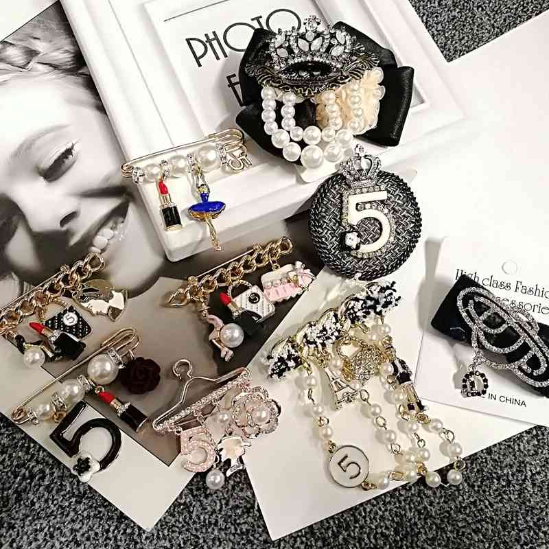 Luxury Brand Pearl Brooch Flowers Lapel Pins No 5 Design Pearls Alloy Pendant Charm Brooches Fashion Jewelry For Women
Luxury Brand Pearl Brooch Flowers Lapel Pins No 5 Design Pearls Alloy Pendant Charm Brooches Fashion Jewelry For Women