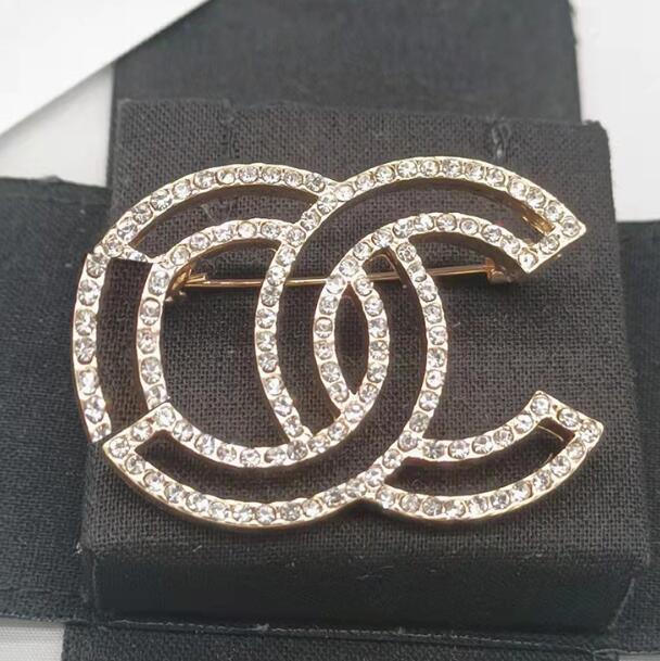 22SS 19styles Tassel Letters Brooch Luxury Brand Design Women Small Sweet Wind Brooches Pearl Suit Pin Jewelry Clothing Decoration High Quality Accessories
22SS 19styles Tassel Letters Brooch Luxury Brand Design Women Small Sweet Wind Brooches Pearl Suit Pin Jewelry Clothing Decoration High Quality Accessories