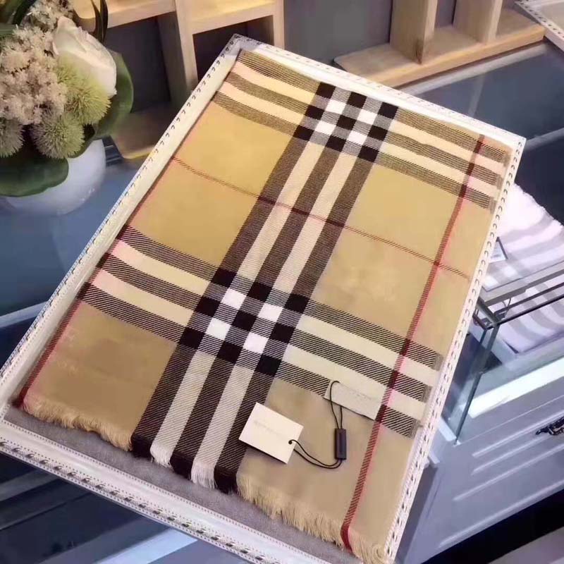 2021 Scarf Designer Cashmere High-end soft thick Classic plaid printed men's and women's Top Quality Fashion Brand suits Scarves
2021 Scarf Designer Cashmere High-end soft thick Classic plaid printed men's and women's Top Quality Fashion Brand suits Scarves